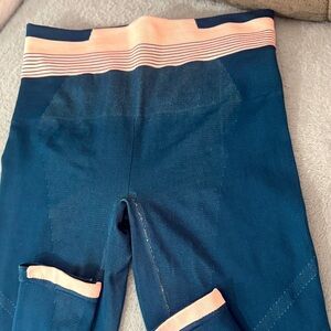 LNDR
Leggings in Navy and Peach